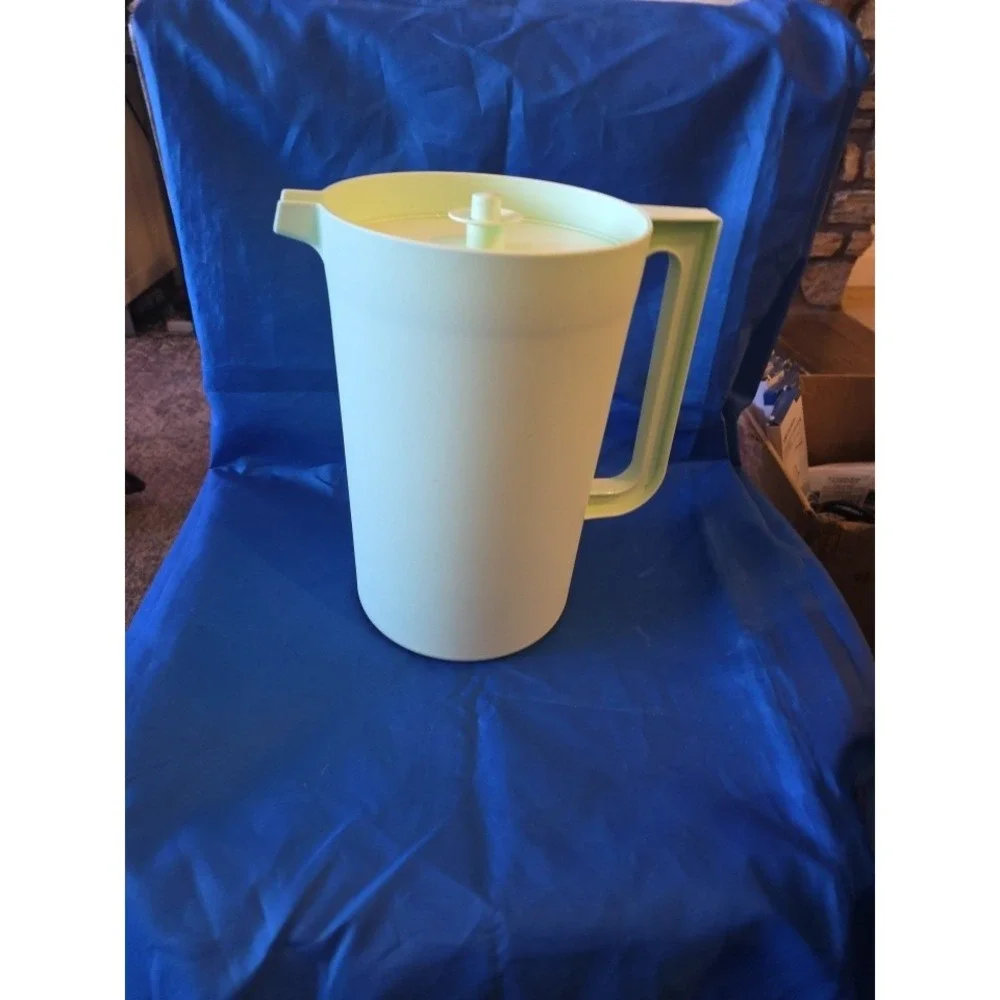 Vintage Rubbermaid 1 Gallon Yellow Drink Beverage Pitcher‎ #1416E-1